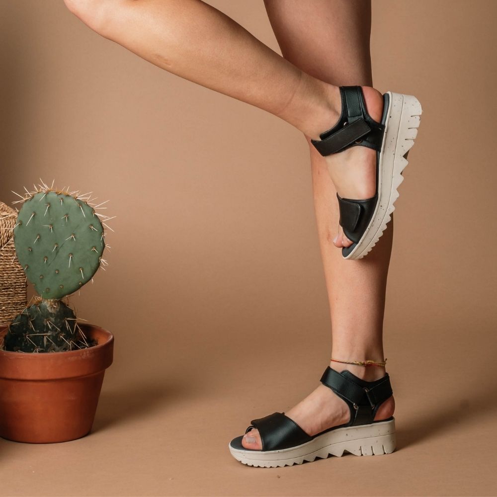 LARENTIA Sandale noir en cuir de cactus